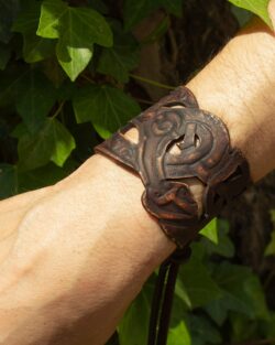 Pulsera estilo vikinga de cuero. Brazal nórdico.
