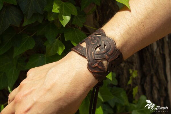Pulsera estilo vikinga de cuero. Brazal nórdico.