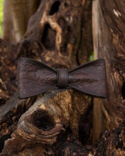 Pajarita hecha a mano de cuero. Estilo steampunk para bodas o sitios muy elegantes