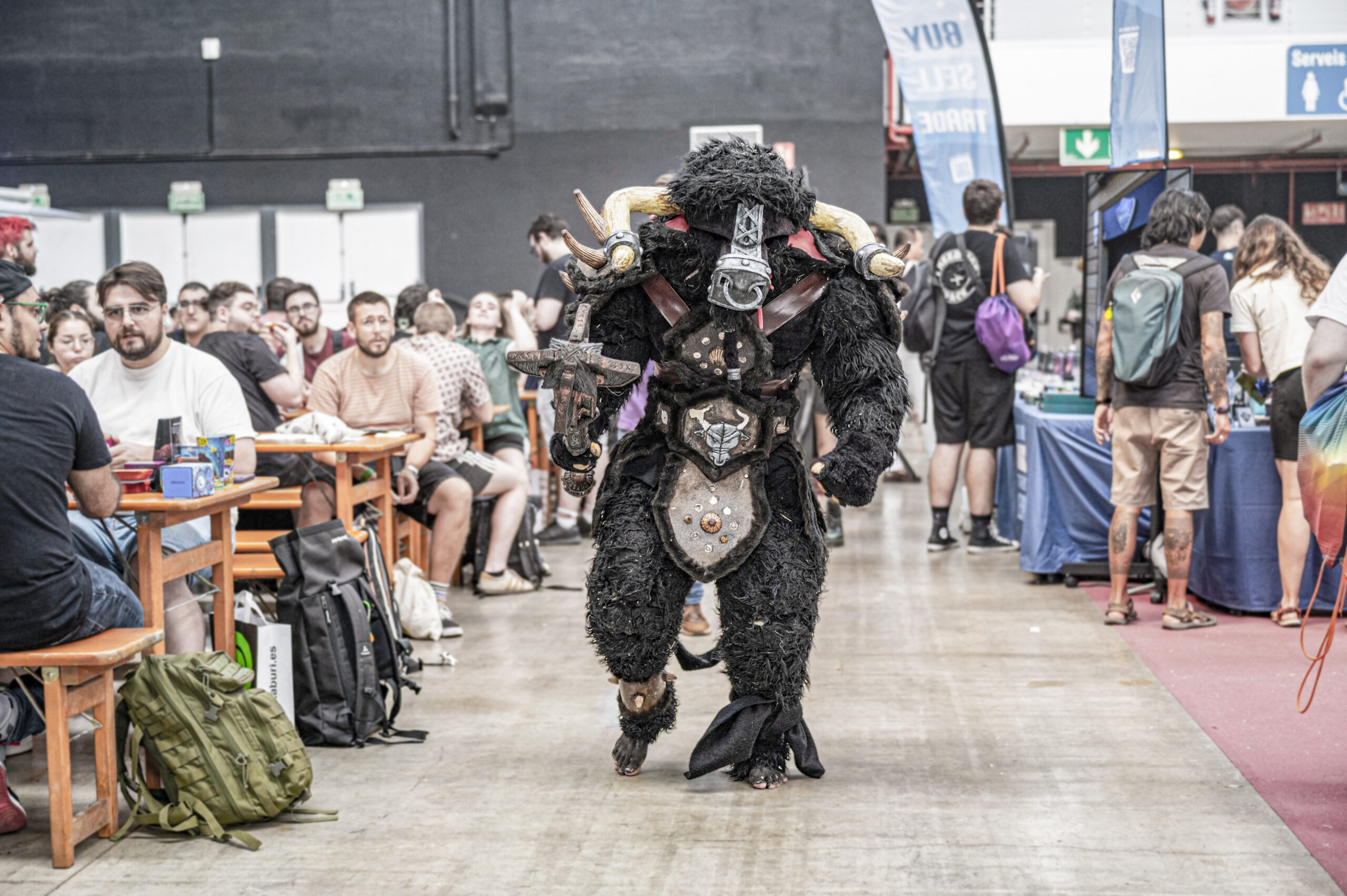 Minotauro artesanal en evento de rol en vivo INFREFEST 2024, disfraz de fantasía medieval creado por La Corte del Tejón, monstering y cosplay artesanal con armadura y atrezzo.