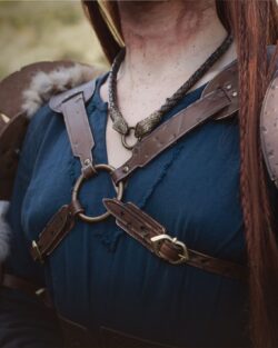 Arnés de cuero para hombreras