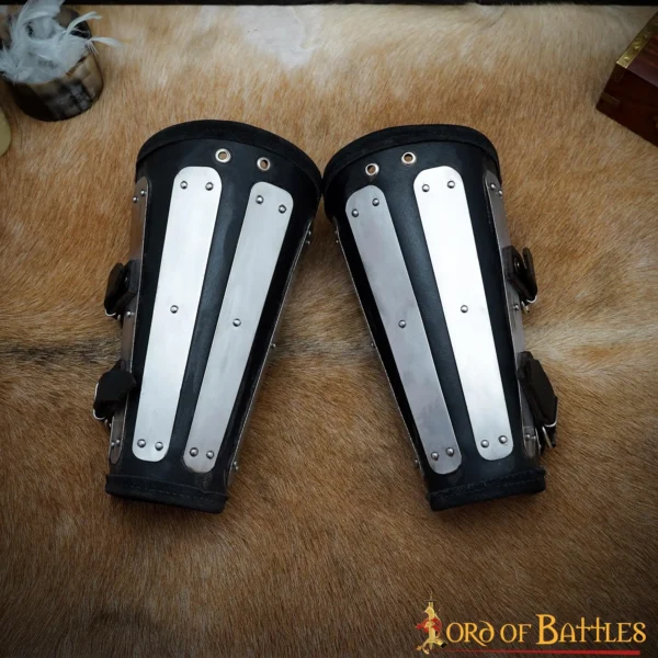 Brazales de placas metálicas y cuero  Negro