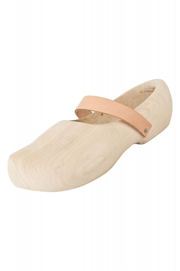 Zapatos medievales de madera con correa