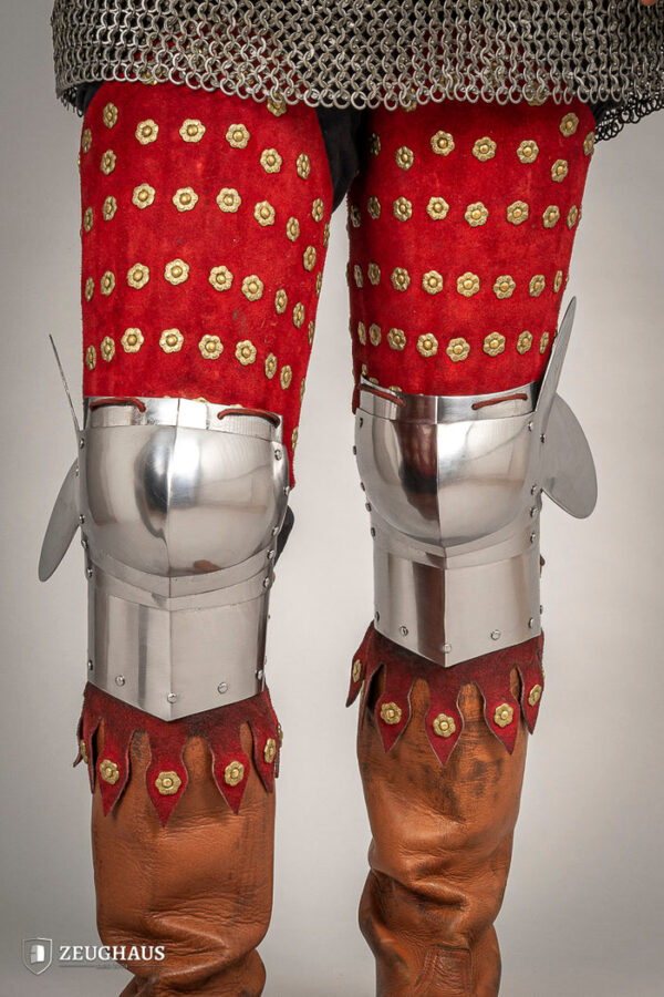 Armadura de pierna con férula de cuero de gamuza rojo.