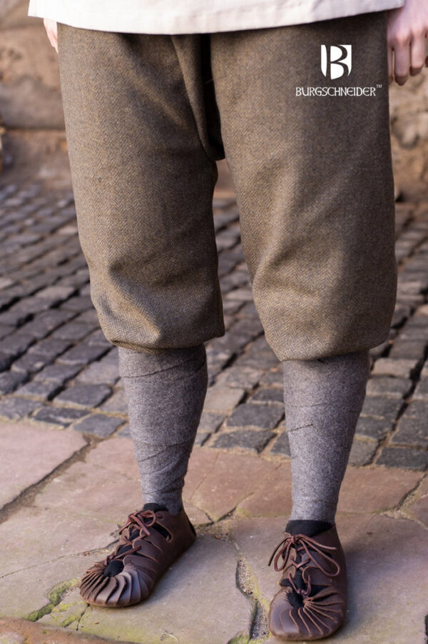 Rus Pants Tilda Herringbone Olive/Grey translates to "Pantalones Rus Tilda Espiga Verde/Gris"" in Spanish."