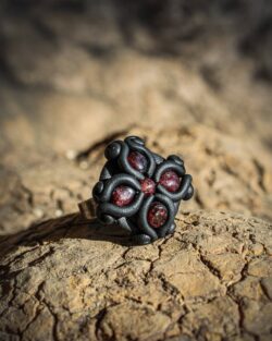 Anillo flor de granates
