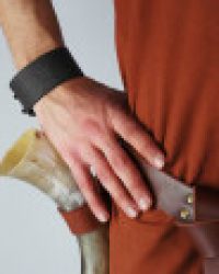 1241-lederarmband-mit-keltischer-praegung
