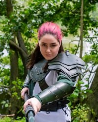 Galariebild_Alistair_Schultern_Armschienen_Grün_FR_800x800