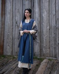baeuerliches-ueberkleid-gerda-blau