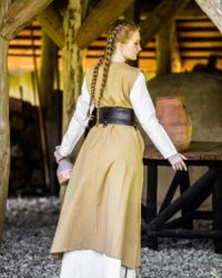 baeuerliches-ueberkleid-gerda-honigbraun6