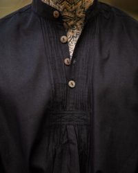 biesenhemd-mit-holzknoepfen-oswald-schwarz8