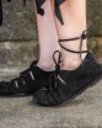 bundschuhe-aus-veloursleder-schwarz