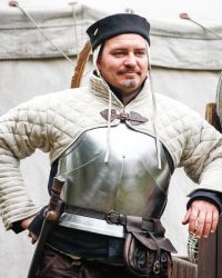 drachenstein-gambeson-le-1_700x700_crop_center