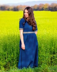 edles-kurzarmkleid-mit-borduere-ennlin-blau3