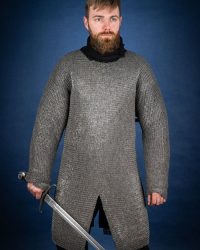 hauberk-kettenhemd-6mm-id-vernietete-flachringe-geoelt_700x1050_crop_center