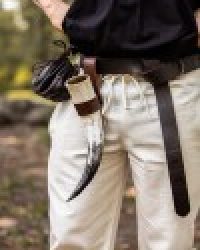 hornhalter-aus-leder-mit-keltischer-praegung-braun2