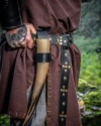 hornhalter-aus-leder-mit-keltischer-praegung-schwarz