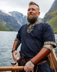 kurzarmtunika-mit-borduere-richard-schwarz~3