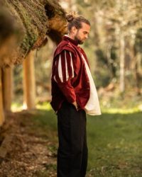 landsknechtjacke-mit-geschlitzten-aermeln-brandolf-rot6