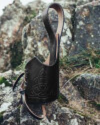 leder-trinkhorn-halter-mit-keltischen-knoten-kai-schwarz