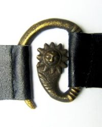 metallspange-sonne-mit-leder-schwarz