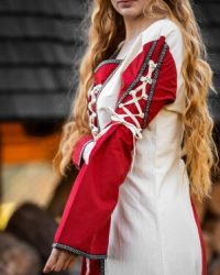 mittelalter-kleid-amalia-natur-rot_66