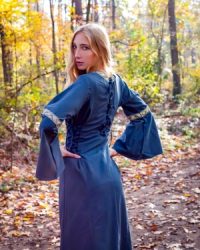 mittelalterkleid-mit-borduere-sophie-blau