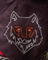 skjoldehamn-gugel-halfdan-braun-mit-wolfsstickerei6