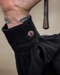 typisches-mittelalter-stehkragen-schnuerhemd-friedrich-schwarz2