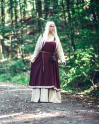 ueberkleid-halla-handgestickte-borduere-rot