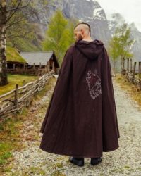 wikinger-umhang-alpha-mit-wolfsstickerei-braun