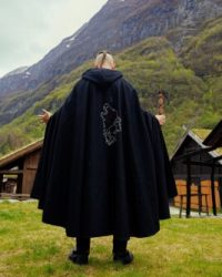 wikinger-umhang-alpha-mit-wolfsstickerei-schwarz