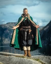 wikinger-umhang-fjell-mit-kunstfell-gruen