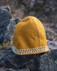 wikinger-wollkappe-mit-stickerei-yngvy-senfgelb