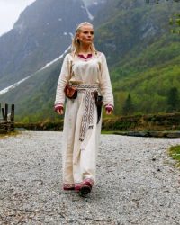 wikingerkleid-lagertha-natur-rot3
