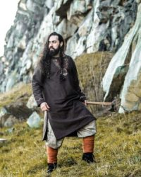 wikingertunika-freki-mit-handstickerei-braun11