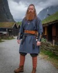 wikingertunika-freki-mit-handstickerei-grau