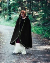 wollumhang-asidis-mit-handstickerei-schwarz