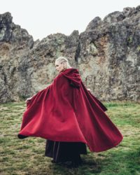 wollumhang-mit-stickerei-alma-rot