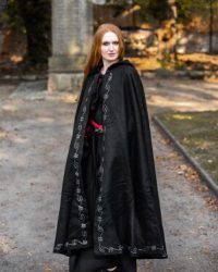wollumhang-mit-stickerei-alma-schwarz_17