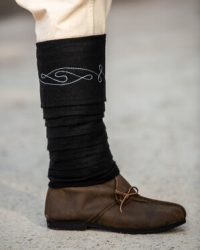 wollwadenwickel-mit-stickerei-hannes-schwarz